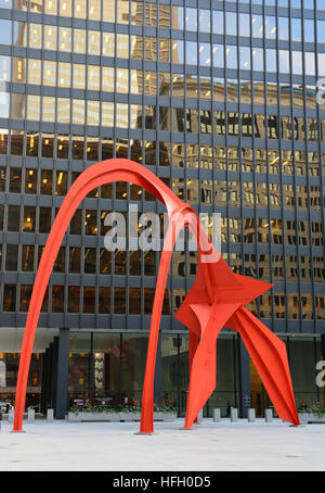 Die 1974 Skulptur Calders "Flamingo" dominiert Federal Plaza vor der Kluczynski Federal Building in Dearborn Street. Stockfoto