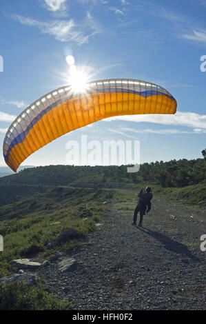 Vic La Gardiole, Herault, Occitanie 29. Dezember 2016. Versuchen Sie, einen Gleitschirm vom Gipfel des Massif De La Gardiole bei gutem Wetter ausziehen. Bildnachweis: Digitalman/Alamy Live-Nachrichten Stockfoto