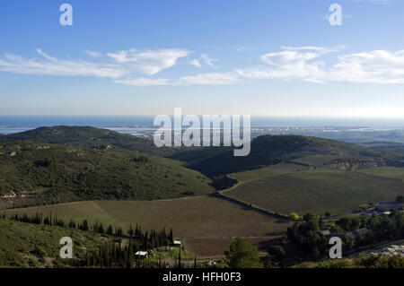 Vic La Gardiole, Herault, Occitanie 29. Dezember 2016. Sehen Sie auf der Mittelmeerküste und den Weinberg von Frontignan vom Gipfel des Massivs von La Gardiole bei gutem Wetter. Bildnachweis: Digitalman/Alamy Live-Nachrichten Stockfoto