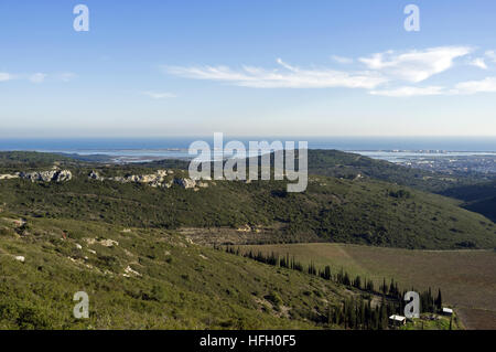 Vic La Gardiole, Herault, Occitanie 29. Dezember 2016. Sehen Sie auf der Mittelmeerküste und den Weinberg von Frontignan vom Gipfel des Massivs von La Gardiole bei gutem Wetter. Bildnachweis: Digitalman/Alamy Live-Nachrichten Stockfoto