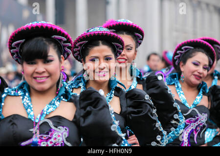 Trafalgar Square in London 30. Dezember 2016 - bolivianischen Tanzgruppe gehen durch eine Routine während der neuen Jahre Day Parade Vorbereitungen am Trafalgar Square in London. Der London neue Jahre Day Parade, stattfinden in seiner 31. Jahr 01 Januar. Londoner New Year es Day Parade, eine Wende der Jahre Tradition, verfügen über mehr als 8.000 Künstlern aus zahlreichen Nationen. Bildnachweis: Dinendra Haria/Alamy Live-Nachrichten Stockfoto