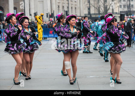 Trafalgar Square in London 30. Dezember 2016 - bolivianischen Tanzgruppe gehen durch eine Routine während der neuen Jahre Day Parade Vorbereitungen am Trafalgar Square in London. Der London neue Jahre Day Parade, stattfinden in seiner 31. Jahr 01 Januar. Londoner New Year es Day Parade, eine Wende der Jahre Tradition, verfügen über mehr als 8.000 Künstlern aus zahlreichen Nationen. Bildnachweis: Dinendra Haria/Alamy Live-Nachrichten Stockfoto