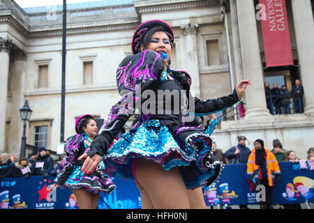 Trafalgar Square in London 30. Dezember 2016 - bolivianischen Tanzgruppe gehen durch eine Routine während der neuen Jahre Day Parade Vorbereitungen am Trafalgar Square in London. Der London neue Jahre Day Parade, stattfinden in seiner 31. Jahr 01 Januar. Londoner New Year es Day Parade, eine Wende der Jahre Tradition, verfügen über mehr als 8.000 Künstlern aus zahlreichen Nationen. Bildnachweis: Dinendra Haria/Alamy Live-Nachrichten Stockfoto