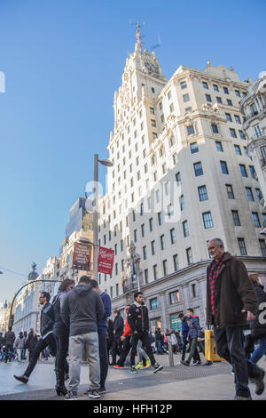 Madrid, Spanien. 30. Dezember 2016. Etwa hundert Tageslicht Raubüberfälle in der Gran Vía Avenue im Jahr 2016 von Zigeuner rumänischen Mafia. In der Regel verwenden diese Organisationen Kinder 10 16 Jahre alt. Bildnachweis: Alberto Sibaja Ramírez/Alamy Live-Nachrichten Stockfoto