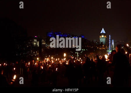 Edinburgh, Schottland. VEREINIGTES KÖNIGREICH. 30. Dezember. Edinburgh Hogmanay der Fackelzug. Pako Mera/Alamy Live-Nachrichten Stockfoto