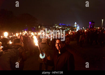 Edinburgh, Schottland. VEREINIGTES KÖNIGREICH. 30. Dezember. Edinburgh Hogmanay der Fackelzug. Pako Mera/Alamy Live-Nachrichten Stockfoto