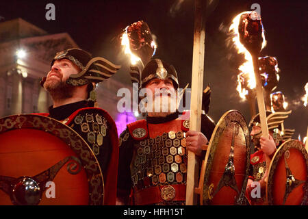 Edinburgh, Schottland. VEREINIGTES KÖNIGREICH. 30. Dezember. Edinburgh Hogmanay der Fackelzug. Pako Mera/Alamy Live-Nachrichten Stockfoto