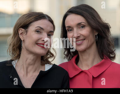 Die Beiden Schwestern Friederike (l) Und Katharina Behrends Stehen bin 30.11.2016 in München (Bayern) Zusammen. Sterben Sie TV-Managerinnen Katharina Und Friederike Behrends Gestalten von München aus Den Deutschen Fernsehmarkt Mit. Foto: Peter Kneffel/Dpa-Foto: Peter Kneffel/Dpa Stockfoto