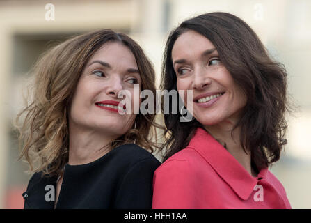 Die Beiden Schwestern Friederike (l) Und Katharina Behrends Stehen bin 30.11.2016 in München (Bayern) Zusammen. Sterben Sie TV-Managerinnen Katharina Und Friederike Behrends Gestalten von München aus Den Deutschen Fernsehmarkt Mit. Foto: Peter Kneffel/Dpa (Zu Dpa-KORR "Zwei Schwestern Im Fernseh-Himmel" Vom 31.12.2016) Foto: Peter Kneffel/Dpa (c) Dpa - Bildfunk Stockfoto