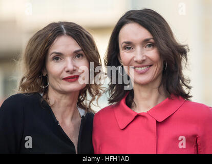 Die Beiden Schwestern Friederike (l) Und Katharina Behrends Stehen bin 30.11.2016 in München (Bayern) Zusammen. Sterben Sie TV-Managerinnen Katharina Und Friederike Behrends Gestalten von München aus Den Deutschen Fernsehmarkt Mit. Foto: Peter Kneffel/Dpa (Zu Dpa-KORR "Zwei Schwestern Im Fernseh-Himmel" Vom 31.12.2016) Foto: Peter Kneffel/Dpa (c) Dpa - Bildfunk Stockfoto