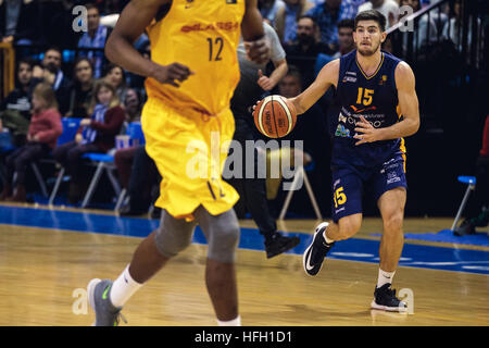Oviedo, Asturien, Spanien. 30.12.2016. während die LEB Oro match zwischen Oviedo CB V FC Barcelona im Polideportivo Pumarin in Oviedo, Asturien, Spanien. Stockfoto
