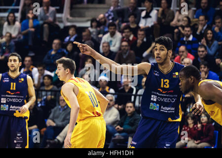 Oviedo, Asturien, Spanien. 30.12.2016. während die LEB Oro match zwischen Oviedo CB V FC Barcelona im Polideportivo Pumarin in Oviedo, Asturien, Spanien. Stockfoto