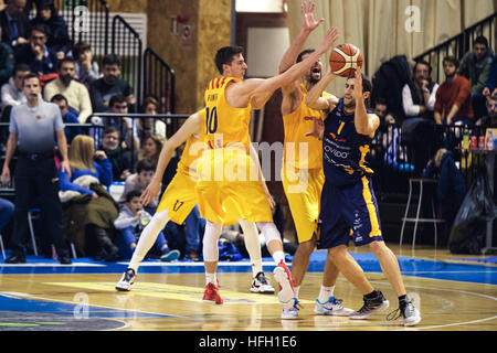 Oviedo, Asturien, Spanien. 30.12.2016. während die LEB Oro match zwischen Oviedo CB V FC Barcelona im Polideportivo Pumarin in Oviedo, Asturien, Spanien. Stockfoto