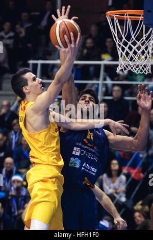 Oviedo, Asturien, Spanien. 30.12.2016. während die LEB Oro match zwischen Oviedo CB V FC Barcelona im Polideportivo Pumarin in Oviedo, Asturien, Spanien. Stockfoto