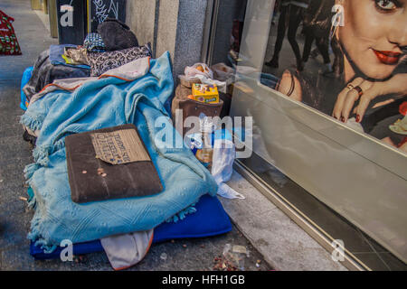 Madrid, Spanien. 30. Dezember 2016. Bettler im Zentrum von Madrid Zahlen rund 45 Euro pro Tag an die Mafia zu haben ein Recht auf betteln. Etwa 50,000 Zigeuner Rumänen Leben schlecht in Spanien betteln. Im Bild ein Bett eines Bettlers in der Gran Vía Avenue. © Alberto Sibaja Ramírez/Alamy Live-Nachrichten Stockfoto