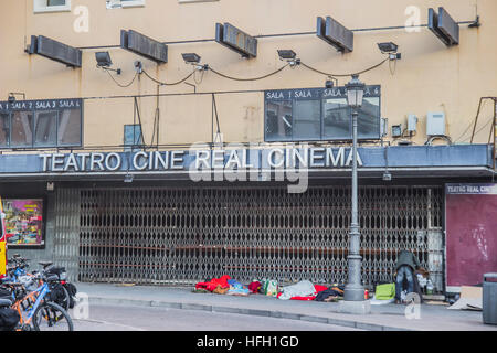 Madrid, Spanien. 30. Dezember 2016. Bettler im Zentrum von Madrid Zahlen rund 45 Euro pro Tag an die Mafia zu haben ein Recht auf betteln. Etwa 50,000 Zigeuner Rumänen Leben schlecht in Spanien betteln. © Alberto Sibaja Ramírez/Alamy Live-Nachrichten Stockfoto