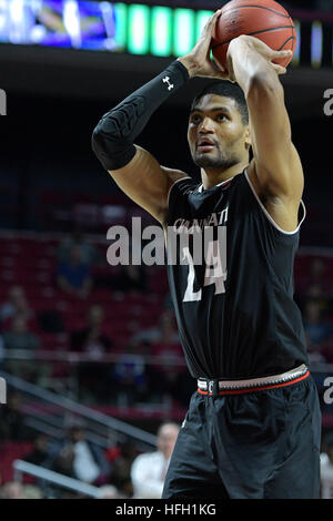 Philadelphia, Pennsylvania, USA. 28. Dezember 2016. Cincinnati Bearcats vorwärts KYLE WASHINGTON (24) schießt einen Freiwurf während der amerikanischen Athletic Conference Basketball-Spiel im Liacouras Center in Philadelphia. Die Bearcats schlagen die Eulen 56-50 in der AAC-Opener für beide Teams. © Ken Inness/ZUMA Draht/Alamy Live-Nachrichten Stockfoto