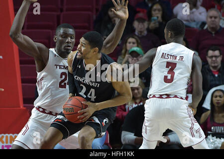 Philadelphia, Pennsylvania, USA. 28. Dezember 2016. Cincinnati Bearcats leiten KYLE WASHINGTON (24) Laufwerke in den Warenkorb legen, wie Eulen Tempel SHIZZ ALSTON JR. (3 bewachen) und Zentrum ERNEST AFLAKPUI (24) verteidigen, während die amerikanischen Athletic Conference-Basketball-Spiel im Liacouras Center in Philadelphia gespielt wird. Die Bearcats schlagen die Eulen 56-50 in der AAC-Opener für beide Teams. © Ken Inness/ZUMA Draht/Alamy Live-Nachrichten Stockfoto