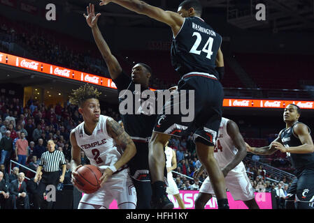 Philadelphia, Pennsylvania, USA. 28. Dezember 2016. Temple Owls Wache bekommt ALANI MOORE (2) beide Cincinnati Bearcats guard KEVIN JOHNSON (25) und vorwärts KYLE WASHINGTON (24) in der Luft mit einem gefälschten während der amerikanischen Athletic Conference-Basketball-Spiel im Liacouras Center in Philadelphia gespielt wird. Die Bearcats schlagen die Eulen 56-50 in der AAC-Opener für beide Teams. © Ken Inness/ZUMA Draht/Alamy Live-Nachrichten Stockfoto