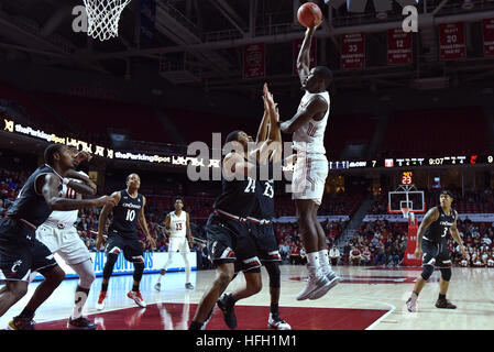 Philadelphia, Pennsylvania, USA. 28. Dezember 2016. Cincinnati Bearcats vorwärts KYLE WASHINGTON (24) verteidigt in Grenzen vorbei Tempel Eulen schützen SHIZZ ALSTON JR. (3) bei der amerikanischen Athletic Conference-Basketball-Spiel im Liacouras Center in Philadelphia gespielt wird. Die Bearcats schlagen die Eulen 56-50 in der AAC-Opener für beide Teams. © Ken Inness/ZUMA Draht/Alamy Live-Nachrichten Stockfoto