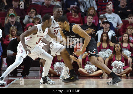 Philadelphia, Pennsylvania, USA. 28. Dezember 2016. Cincinnati Bearcats leiten KYLE WASHINGTON (24) Laufwerke in den Warenkorb legen, wie Eulen Tempel SHIZZ ALSTON JR. (3 bewachen) und Zentrum ERNEST AFLAKPUI (24) verteidigen, während die amerikanischen Athletic Conference-Basketball-Spiel im Liacouras Center in Philadelphia gespielt wird. Die Bearcats schlagen die Eulen 56-50 in der AAC-Opener für beide Teams. © Ken Inness/ZUMA Draht/Alamy Live-Nachrichten Stockfoto