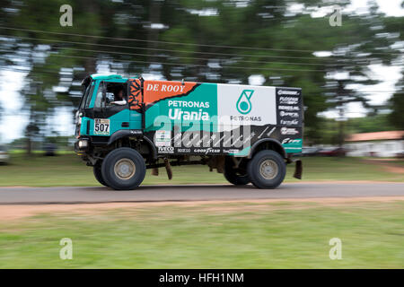 Asuncion, Paraguay. 30. Dezember 2016. Blick auf den #507 - Petronas Team De Rooy Iveco (Fahrer: Ton Van Genugten) Truck, gesehen während des technischen Abrufungstages bei der Rallye Dakar 2017, Luftwaffenstützpunkt Nu Guazu, Luque, Paraguay. Quelle: Andre M. Chang/Alamy Live News Stockfoto