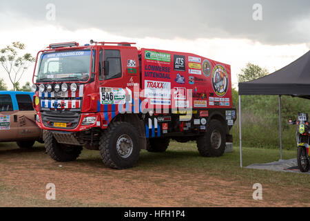 Asuncion, Paraguay. 30. Dezember 2016. Blick auf den LKW #546 - Firemen Dakar Team (Fahrer: Richard De Groot), gesehen während des technischen Abrufungstages im Wartepark der Rallye Dakar 2017, Nu Guazu Airbase, Luque, Paraguay. Quelle: Andre M. Chang/Alamy Live News Stockfoto