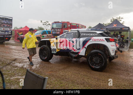 Asuncion, Paraguay. 30. Dezember 2016. Blick auf das Auto #300 - Team Peugeot Total (Fahrer: Stephane Peterhansel), gesehen während des technischen Abrufungstages auf dem Wartepark der Rallye Dakar 2017, Nu Guazu, Luque, Paraguay. Quelle: Andre M. Chang/Alamy Live News Stockfoto