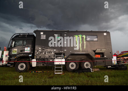 Asuncion, Paraguay. 30. Dezember 2016. Ansicht des Monster Energy Honda Team Support Vehicle Assistance Trucks unter schweren Wolken, gesehen während des technischen Abrufungstages auf dem Wartepark der Rallye Dakar 2017, Nu Guazu Airbase, Luque, Paraguay. Quelle: Andre M. Chang/Alamy Live News Stockfoto