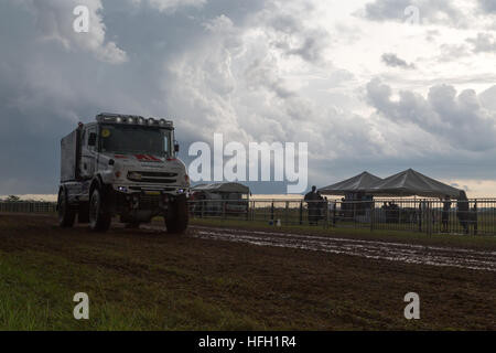 Asuncion, Paraguay. 30. Dezember 2016. Blick auf den LKW #514 - Dakarspeed (Fahrer: Maurik Van Den Heuvel) unter schweren Wolken, gesehen während des technischen Abnahme-Tages am 2017 Dakar Rally Wartering Park, Nu Guazu Airbase, Luque, Paraguay. Quelle: Andre M. Chang/Alamy Live News Stockfoto