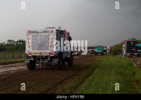 Asuncion, Paraguay. 30. Dezember 2016. Blick auf den LKW #514 - Dakarspeed (Fahrer: Maurik Van Den Heuvel) unter schweren Wolken, gesehen während des technischen Abnahme-Tages am 2017 Dakar Rally Wartering Park, Nu Guazu Airbase, Luque, Paraguay. Quelle: Andre M. Chang/Alamy Live News Stockfoto