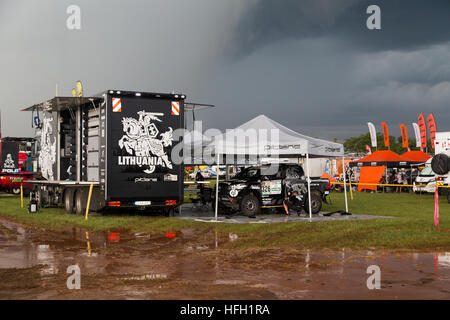 Asuncion, Paraguay. 30. Dezember 2016. Blick auf #326 - General Financing Team Pitlane (Fahrer: Benediktas Vanagas), gesehen während des technischen Abnahme-Tages auf dem Wartepark der Rallye Dakar 2017, Nu Guazu Airbase, Luque, Paraguay. Quelle: Andre M. Chang/Alamy Live News Stockfoto