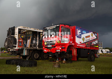 Asuncion, Paraguay. 30. Dezember 2016. Blick auf den LKW #553 - MP-Sports (Fahrer: Karel Trneny) unter schweren Wolken, gesehen während des technischen Abnahme-Tages im 2017 Dakar Rally Wartering Park, Nu Guazu Airbase, Luque, Paraguay. Quelle: Andre M. Chang/Alamy Live News Stockfoto