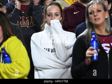 Miami Gardens, FL, USA. 30. Dezember 2016. Michigan-Fans haben nicht viel zu jubeln in der ersten Hälfte gegen FSU. Florida State University vs. University of Michigan. 2016 Hauptstadt eine Orange Schüssel. Hard-Rock-Stadion, Miami Gardens, FL. 30.12.16. Personal Fotograf Jim Rassol © Sun-Sentinel/ZUMA Draht/Alamy Live-Nachrichten Stockfoto