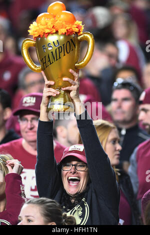 Miami Gardens, FL, USA. 30. Dezember 2016. Eine FSU-Fan brachte ihr eigenes Orange Bowl Trophäe für die Seminolen. Florida State University vs. University of Michigan. 2016 Hauptstadt eine Orange Schüssel. Hard-Rock-Stadion, Miami Gardens, FL. 30.12.16. Personal Fotograf Jim Rassol © Sun-Sentinel/ZUMA Draht/Alamy Live-Nachrichten Stockfoto