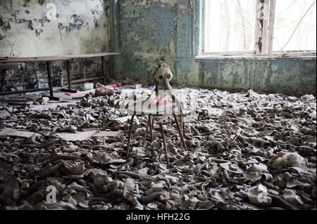 Peking, China. 19. April 2016. Foto aufgenommen am 19. April 2016 zeigt eine Puppe mit einer Gasmaske in einer verlassenen Schule in Pripyat-Stadt in der Nähe von Tschernobyl, Ukraine. © Dai Tianfang/Xinhua/Alamy Live-Nachrichten Stockfoto