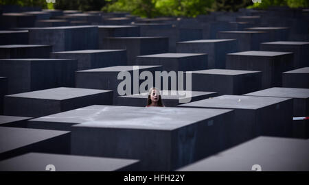 Peking, Deutschland. 8. Mai 2016. Eine Mädchen besucht das Denkmal für die ermordeten Juden Europas in Berlin, Deutschland, am 8. Mai 2016. © Zhang Fan/Xinhua/Alamy Live-Nachrichten Stockfoto