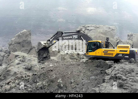 Godda, Indien. 31. Dezember 2016. Rettungsaktionen ist im Gange auf dem Gelände der Mine Zusammenbruch Unfall in Godda Bezirk, östlichen indischen Bundesstaat Jharkhand, 30. Dezember 2016. Mindestens elf Arbeiter starben und mehr als 50 weitere waren gefürchtet, nach einer staatlichen Kohle gefangen, die mir am Donnerstagabend im östlichen indischen Bundesstaat Jharkhand zusammengebrochen. © Xinhua/Alamy Live-Nachrichten Stockfoto