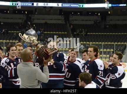 Pittsburgh, USA. 30. Dezember 2016. Robert Morris University PresidentChris Howard feiert mit der Eishockeymannschaft gewannen die drei Flüsse klassische © Chris Hayworth/Alamy Live News Stockfoto