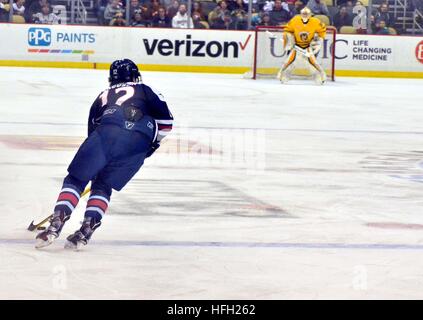 Pittsburgh, USA. 30. Dezember 2016. Robert Morris University nach vorne macht einen Ansturm auf das Tor der Quinnipac Universität © Chris Hayworth/Alamy Live News Stockfoto