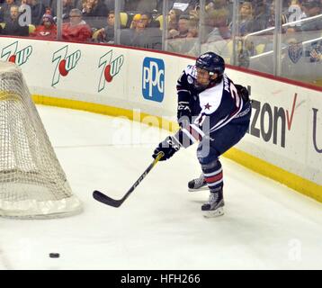 Pittsburgh, USA. 30. Dezember 2016. Robert Morris Verteidiger Robert Powers übergibt den Puck hinter die net © Chris Hayworth/Alamy Live-Nachrichten Stockfoto