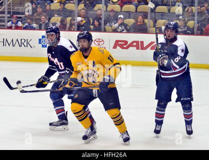 Pittsburgh, USA. 30. Dezember 2016. Qunnipac Universität vorwärts Tim Clifton erwartet einen Pass während flankiert von Robert Morris Verteidiger © Chris Hayworth/Alamy Live News Stockfoto