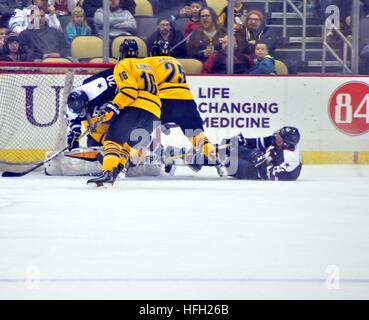 Pittsburgh, USA. 30. Dezember 2016. Robert Morris University ForwRDS Timmy Moore und Alex Tonge Quinnipac Universität Ziel angreifen. © Chris Hayworth/Alamy Live-Nachrichten Stockfoto