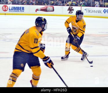 Pittsburgh, USA. 30. Dezember 2016. Quinnipac Universität nach vorne geht den Puck auf Verteidiger Chase Priske. © Chris Hayworth/Alamy Live-Nachrichten Stockfoto