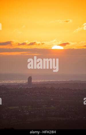 Sonnenaufgang über einer ländlichen walisischen Landschaft in der Nähe des Dorfes Rhosesmor und in Richtung Cheshire in England, mit Hanson Cement Works sichtbar, Flintshire, Wales, Großbritannien Stockfoto