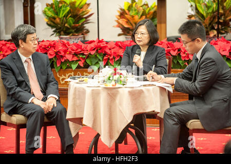 Republik China (Taiwan) Präsident Tsai Ing-Wen Antworten auf ein Jahr Ende Pressekonferenz mit der internationalen Presse im Büro des Präsidenten Taiwans, Taipeh, Taiwan, Samstag, 31. Dezember 2016.  Präsident Tsai sprach der Erhaltung des Friedens mit China und Taiwans Wunsch nach Ruhe und rationale Diskussion mit China.  Abgebildet sind Presidcent Tsai Ing-Wen (Mitte), Vice President Chen Chien-Jen (links) und der Sprecher. Stockfoto