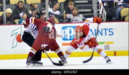 Pittsburgh, USA. 30. Dezember 2016. Austin Cangelosi und Ferris State forward Corey Mackin nehmen eine Fläche von © Chris Hayworth/Alamy Live-Nachrichten Stockfoto