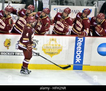 Pittsburgh, USA. 30. Dezember 2016. Michael Kim Verteidiger für Boston College feiert ein Ziel mit der Mannschaft. © Chris Hayworth/Alamy Live-Nachrichten Stockfoto