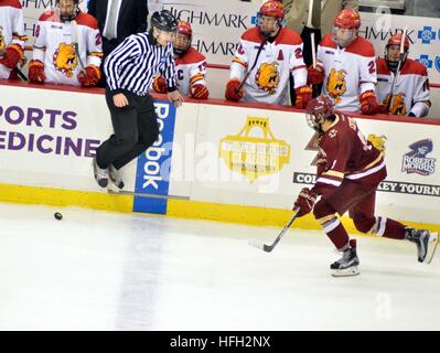 Pittsburgh, USA. 30. Dezember 2016. Die Linien Mann hat aus dem Pfad der den Puck zu springen, wie Mathew Gaudreau es fährt vorwärts © Chris Hayworth/Alamy Live-Nachrichten Stockfoto