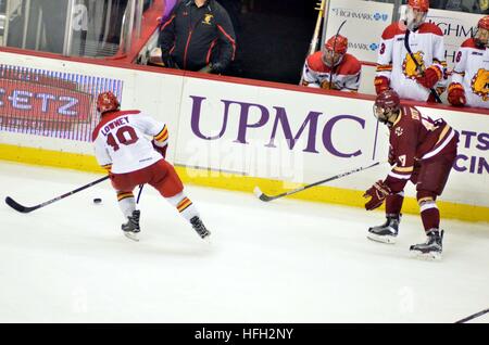 Pittsburgh, USA. 30. Dezember 2016. Ryan Lowney von Ferris State steuert den Puck als David Cotton des Boston College bereitet, © Chris Hayworth/Alamy anzugreifen Live-Nachrichten Stockfoto